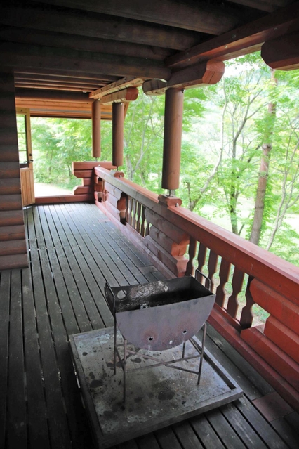 テラスでバーベキューも楽しめる＝香美町村岡区柤岡