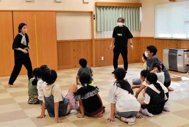 本番に向けて稽古に励む子どもたち＝豊岡市但東町中山