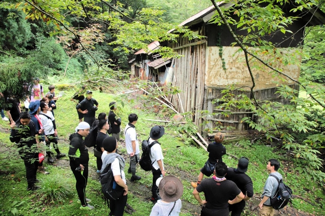 住宅と一体化した昔の牛小屋を見学する参加者＝香美町小代区新屋