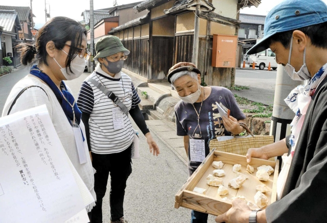 出石の城下町を散策しながら、演者やまちの人と触れ合った「トゥデイ　イン　出石」の参加者＝豊岡市出石町