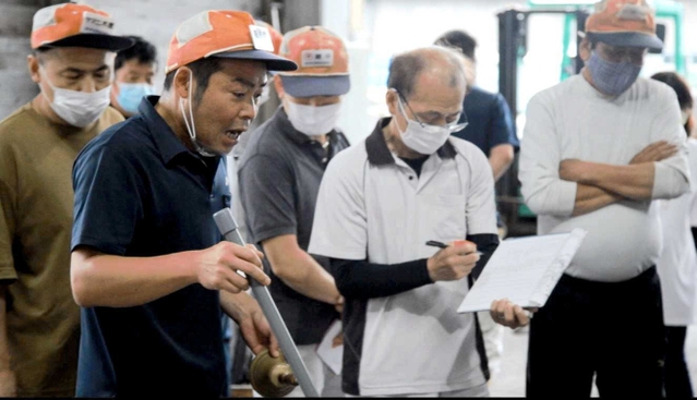 守山将夫さん（手前左）の競りは小気味よい節回しが特長だ＝香住漁港西港