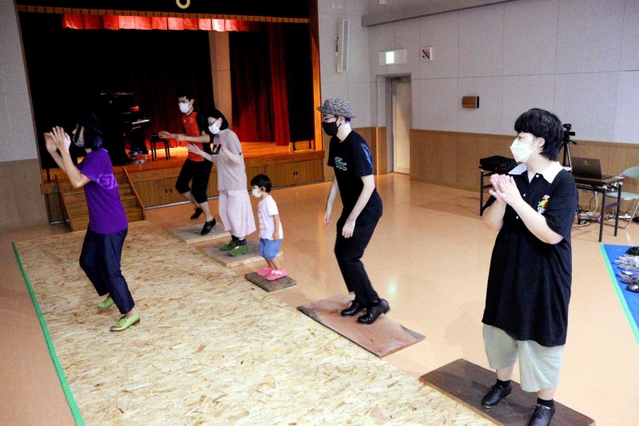 即興でタップダンスを披露するワークショップの参加者ら＝豊岡市日高町祢布