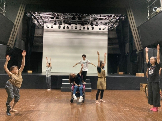 稽古を行う参加者ら（ダンスボックス提供）