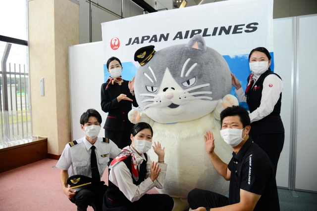 但馬空港のスタッフと記念撮影するマル＝但馬空港