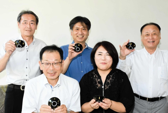 酒米農家を応援するため、平杯をプレゼントする酒蔵の代表たち＝朝来市山東町矢名瀬町