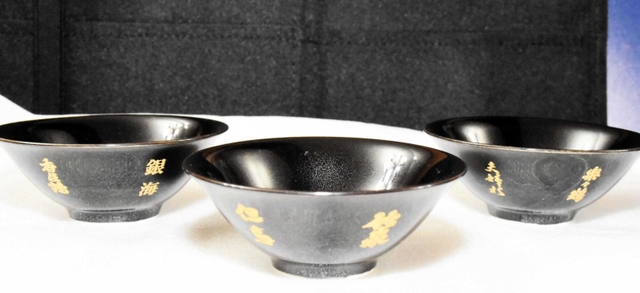 各酒蔵の銘柄名が記された平杯＝朝来市山東町矢名瀬町