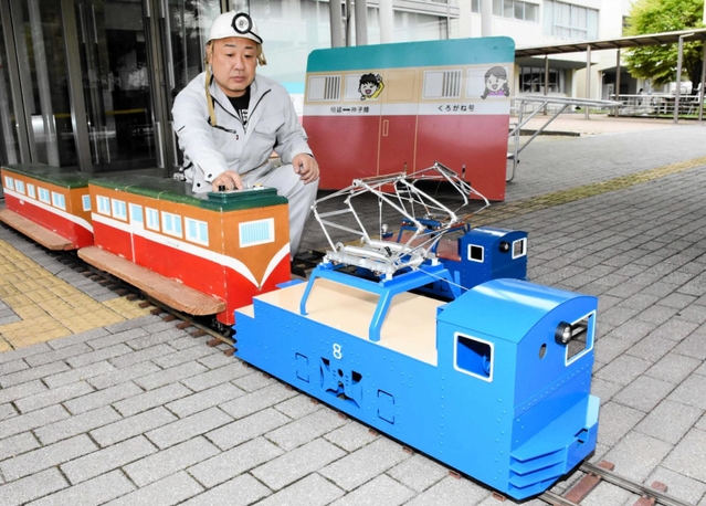リニューアルされたけん引車（手前）。右側が以前の気動車＝朝来市朝来庁舎