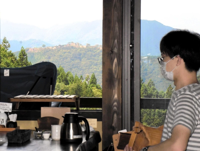 窓から見える竹田城跡。眺望を目当てに訪れる観光客も多い＝朝来市山東町迫間