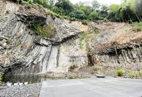 「青龍洞」にもステージが設けられた＝玄武洞公園