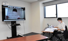 萩原なつ子さん（右）の議事進行のもと、生徒たちがオンライン上で意見を交わした＝豊岡市役所