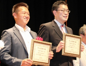 やぶ医者大賞を受賞した次田展之さん（左）と見坂恒明さん＝養父市立ビバホール