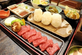 但馬牛のランチプラン。自家製コシヒカリも粒だっておいしい＝新温泉町丹土