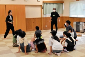 本番に向けて稽古に励む子どもたち＝豊岡市但東町中山