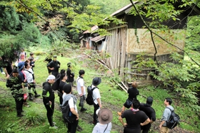 住宅と一体化した昔の牛小屋を見学する参加者＝香美町小代区新屋