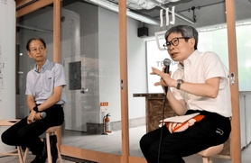インタビューに答えるフェスティバルディレクターの平田オリザさん（右）と実行委員会の高宮浩之会長＝豊岡市城崎町
