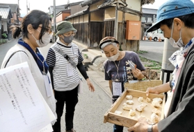 出石の城下町を散策しながら、演者やまちの人と触れ合った「トゥデイ　イン　出石」の参加者＝豊岡市出石町