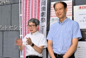 開幕日にインタビューに答えるフェスティバルディレクターの平田オリザさん（左）と、実行委員会の高宮浩之会長＝豊岡市城崎町