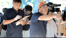 ベニズワイガニの初競りに臨む澤田敏幸さん。そばには帳面書きや札入れが控える＝香住漁港西港