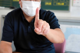 手振りの「１」と「６」