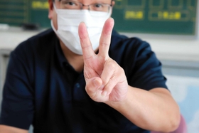 手振りの「２」と「７」