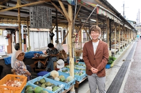 「あおぞら市場」でイベントを企画する吉田開音さん＝豊岡市千代田町