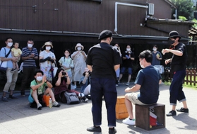 せりふなしのパフォーマンスで観客が参加する一幕もあった＝豊岡市城崎町湯島