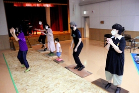 即興でタップダンスを披露するワークショップの参加者ら＝豊岡市日高町祢布