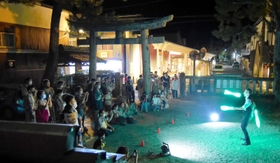 夜の城崎温泉街も路上パフォーマンスでにぎわった＝豊岡市城崎町湯島