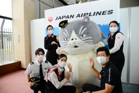 但馬空港のスタッフと記念撮影するマル＝但馬空港