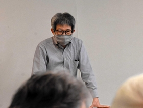 演劇祭や観劇について解説する平田オリザさん＝豊岡市民会館