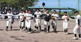 「ほっかほっか亭カップ第４６回近畿少年軟式野球大会」を制した八鹿青渓中野球部。３年生１３人全員が出場し最後の大会を締めくくった＝堺市西区築港新町