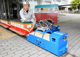 リニューアルされたけん引車（手前）。右側が以前の気動車＝朝来市朝来庁舎