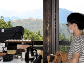 窓から見える竹田城跡。眺望を目当てに訪れる観光客も多い＝朝来市山東町迫間