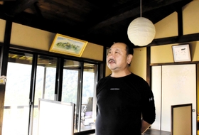 そば店を経営する岡田隆二さん＝朝来市山東町迫間