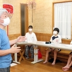 高森さんが自宅で開く英語塾の一こま。紛争地帯での経験談なども語られる＝新温泉町