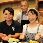 但馬牛や自家製米を使った昼食プランを始めた宮の下荘の杉岡詳二さん（中央）と和代さん（右）、龍太郎さん＝新温泉町丹土