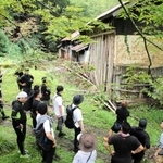 住宅と一体化した昔の牛小屋を見学する参加者＝香美町小代区新屋