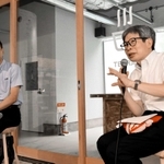 インタビューに答えるフェスティバルディレクターの平田オリザさん（右）と実行委員会の高宮浩之会長＝豊岡市城崎町