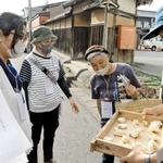 出石の城下町を散策しながら、演者やまちの人と触れ合った「トゥデイ　イン　出石」の参加者＝豊岡市出石町