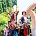 演劇祭の成功を祈る舞を披露した短距離男道ミサイル＝豊岡市出石町