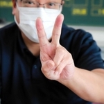 手振りの「２」と「７」