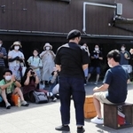せりふなしのパフォーマンスで観客が参加する一幕もあった＝豊岡市城崎町湯島