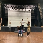稽古を行う参加者ら（ダンスボックス提供）