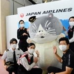 但馬空港のスタッフと記念撮影するマル＝但馬空港