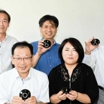 酒米農家を応援するため、平杯をプレゼントする酒蔵の代表たち＝朝来市山東町矢名瀬町