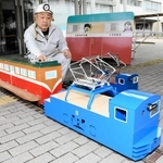 リニューアルされたけん引車（手前）。右側が以前の気動車＝朝来市朝来庁舎