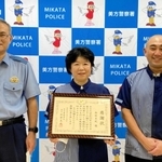 署長感謝状を受け取ったローソン香美町和田店の西村美紀さん（中央）とオーナーの中田幸一さん（右）＝美方署湯舟交番