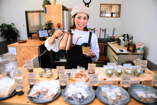 「焼き菓子と珈琲のお店　時と」をオープンした山西香奈子さん＝香美町香住区余部