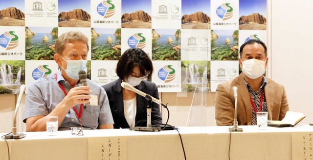 再認定調査を終え、会見を開いた審査員ら＝鳥取市内