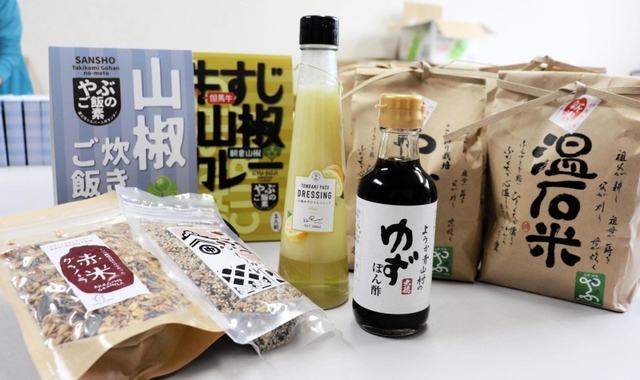 養父市出身の大学生らに送付される地元産品。中身は新米やポン酢、ふりかけ、ドレッシングなど＝市シルバー人材センター